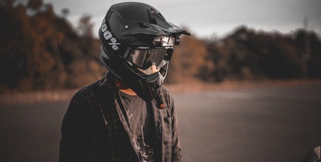 How much does a motorcycle helmet weigh